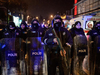 Einheiten der Polizei sichern eine Straße in der Nähe des Tatorts. Foto: Depo Photos