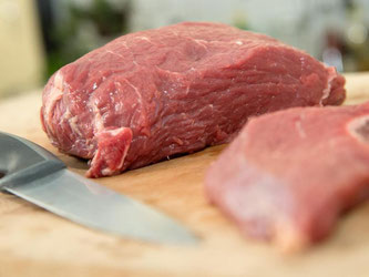 Eine ausgewogene Ernährung ist die beste Vorbeugung gegen Eisenmangel. Neben Hülsenfrüchten ist auch Fleisch eine wichtige Eisenquelle. Foto: Andrea Warnecke