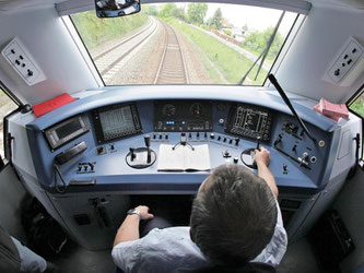 Ein Lokführer der Deutschen Bahn steuert seinen Zug durch Sachsen. Foto: Jan Woitas