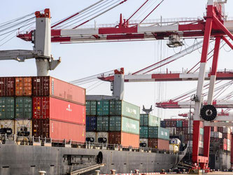 Containerhafen in Shanghai: In den Wirtschafts- und Handelsbeziehungen zwischen China und der EU kommt es derzeit zu Spannungen. Foto: Ole Spata/Archiv
