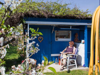 Entspannt im eigenen Garten sitzen, das wollen viele. Doch man muss ein Wochenendgrundstück nicht gleich kaufen. Pachten ist oft günstiger. Foto: Patrick Pleul