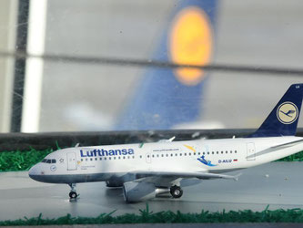 Ein Miniatur-Flugzeug der Lufthansa steht am Flughafen. Foto: Peter Kneffel