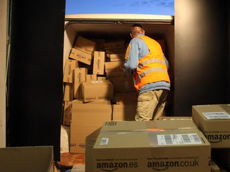 Der Online-Versandhändler Amazon will künftig bereits am Tag der Bestellung auliefern. Foto: Karl-Josef Hildenbrand/Archiv