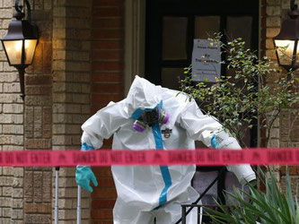 Spezialisten reinigen das Apartment der unter Ebola-Verdacht stehenden Krankenschwester in Dallas. Foto: Larry W. Smith