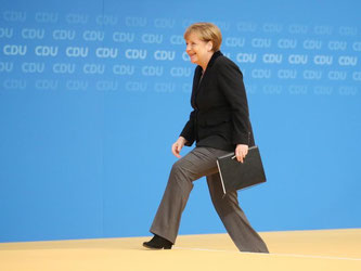 Trotz Uneinigkeit in der Flüchtlingspolitik haben die Delegierten Kanzlerin Merkel beim CDU-Parteitag mit Beifall begrüßt. Foto: Michael Kappeler