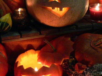 Schaurig-schön: Zur Halloween-Dekoration gehören einfach Kürbisse mit gruseligen Fratzen. Foto: Gütegemeinschaft Kerzen