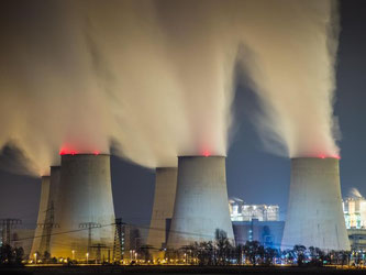 Die Braunkohle-Konzerne RWE, Vattenfall und Mibrag werden vom Jahr 2016 an schrittweise mehrere Kraftwerksblöcke vom Netz nehmen. Foto: Patrick Pleul/Archiv