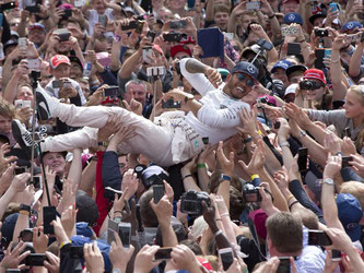 Lewis Hamilton lässt sich von den Fans feiern. Foto: Valdrin Xhemaj