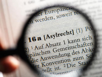 Der Artikel 16a des Grundgesetzes zum Asylrecht. Das Kabinett möchte ein «Gesetz zur Einführung beschleunigter Asylverfahren» auf den Weg bringen. Foto: Jens Kalaene
