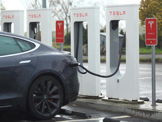 Ein Tesla «Model S» wird an einem «Supercharger» aufgeladen. Foto: Jens Wolf