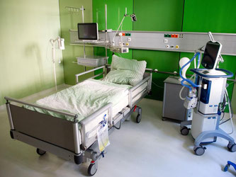 Ein leeres Krankenbett steht in einem Krankenhaus in Stuttgart. Sebastian Kahnert/Archiv Foto: Sebastian Kahnert
