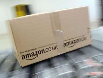 Ein Amazon-Paket rollt über ein Transportband. Der Online-Handel boomt, außer bei Lebensmitteln. Foto: Henning Kaiser