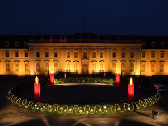 Ein überdimensionaler Adventskranz steht in Ludwigsburg vor dem Residenzschloss. Foto: Marijan Murat/Archiv