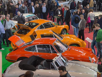 Besucher betrachten Oldtimer auf der Retro Classics Messe. Foto: Daniel Maurer/dpa