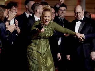 Adele ist ganz aus dem Häuschen. Foto: Matt Sayles/Invision