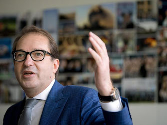 Bundesverkehrsminister Alexander Dobrindt fordert die Autobranche zu eigenständigen Zusagen für realistischere Abgaswerte auf. Foto: Kay Nietfeld/Archiv