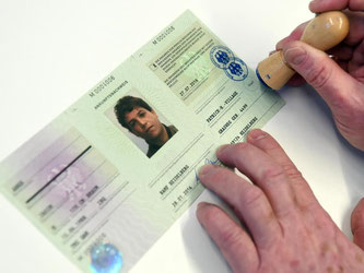 Im Registrierungszentrum in Heidelberg wird ein Flüchtlingsausweis ausgestellt. Bis Mitte Februar soll das Verfahren schrittweise in ganz Deutschland eingeführt werden. Foto: Uli Deck