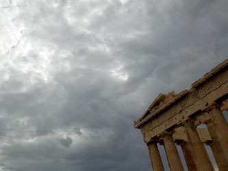 Dunkle Wolken über Athen: Griechenland muss 48 Reformziele erreichen, um das Geld zu bekommen. Foto: Sven Hoppe/Archiv