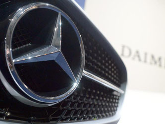 Das Emblem der Fahrzeugmarke Mercedes der Daimler AG. Foto: Bernd Weißbrod/Archiv