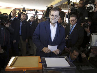 Ministerpräsident Mariano Rajoy bei der Stimmabgabe. Seine Partei hat einer Prognose zufolge kräftige Verluste erlitten. Foto: Angel Diaz