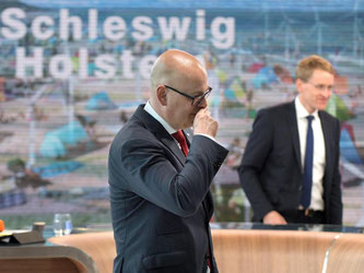 Sieger und Verlierer erkennbar an den Gesten: Noch-Ministerpräsident Torsten Albig und CDU-Wahlgewinner Daniel Günther im Wahlstudio. Foto: Axel Heimken