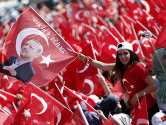 Vor einem Millionenpublikum hat der türkische Präsident Erdogan die Einheit des Landes beschworen. Foto: Sedat Suna