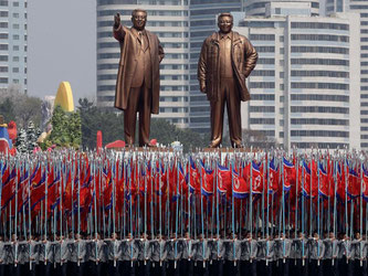 Nordkoreanische Studenten marschieren bei einer Militärparade in Pjöngjang. Das Land provoziert mit Raketentests. Foto: Wong Maye-E