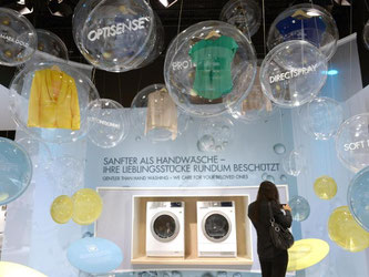 AEG-Waschmaschinen auf der IFA in Berlin. Foto: Rainer Jensen/Archiv