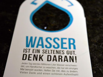 Ein Hinweisschild der Regionalregierung für die Hotels der Insel mit der Aufschrift «Wasser ist ein seltenes Gut. Denk daran!». Foto: Stephanie Schuster