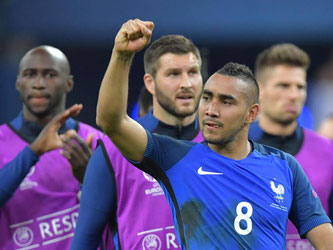 Uff! Dimitri Payet ballt die Faust, doch nach dem hart erkämpften Sieg durch seinen späten Treffer mögen die Franzosen nicht groß jubeln. Foto: Peter Kneffel