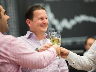 Feierlaune: Am letzten Handelstag eines insgesamt erfreulichen Börsenjahres 2015 stoßen Börsenhändler in Frankfurt am Main mit Sekt an. Foto: Frank Rumpenhorst