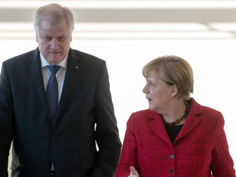 CSU-Chef Seehofer und Bundeskanzlerin Merkel wollen einen Schlussstrich unter ihren Dauerstreit über die Flüchtlingspolitik zu ziehen. Foto: Soeren Stache/Archiv