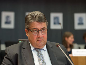 Bundeswirtschaftsminister Sigmar Gabriel bei der öffentlichen Sitzung des Abgas-Untersuchungsausschuss des Bundestags. Foto: Rainer Jensen