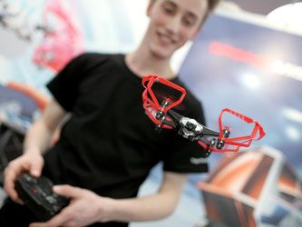 Auf der Spielwarenmesse werden auch Flugdrohnen, wie die "Spy Drone II", vorgestellt. Foto: Daniel Karmann