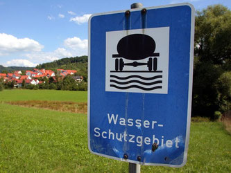 Ein Wasserschutzgebiet-Hinweis steht an einer Wiese bei Oberbrüden im Rems-Murr-Kreis. Foto: Harry Melchert/Illustration