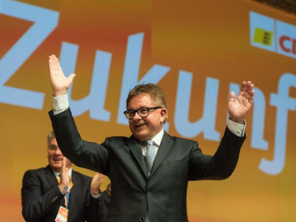 Guido Wolf jubelt beim zweitägigen CDU-Landesparteitag den Delegierten zu. Foto: P. Seeger/Archiv