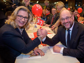 Anke Rehlinger, SPD-Spitzenkandidatin für die Landtagswahl, und SPD-Kanzlerkandidat Martin Schulz in der Glückauf Halle in Spiesen-Elversberg: Die Landtagswahl an der Saar ist der Auftakt ins Superwahljahr. Foto: Oliver Dietze/Archiv