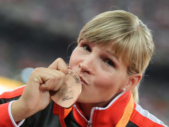 Diskuswerferin Nadine Müller posiert mit ihrer Bronzemedaille. Foto: Michael Kappeler