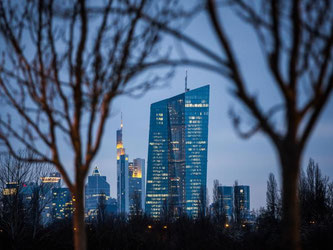 Die Notenbank hatte im Sommer 2012 versprochen, notfalls unbegrenzt Staatsanleihen von Krisenstaaten zu kaufen. Foto: Frank Rumpenhorst