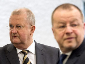 Wiedeking (l) und Härter am 22.10.2015 im Landgericht in Stuttgart. Foto: Marijan Murat