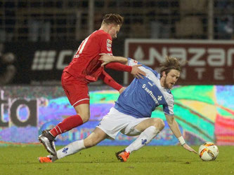 Der Darmstädter Peter Niemeyer (r) und der Kölner Yannick Gerhardt (l) versuchen an den Ball zu kommen. Foto: Fredrik von Erichsen