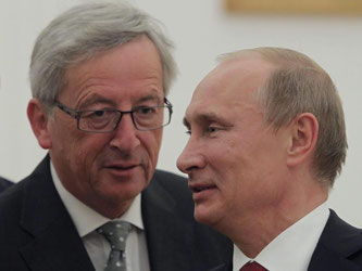 EU-Kommissionschef Jean-Claude Juncker will zum Wirtschaftsforum nach St. Petersburg reisen und dort Russlands Präsidenten Wladimir Putin treffen. Hier sind die beiden in 2012 in Moskau zu sehen. Foto: Yuri Kochetkov/Archiv