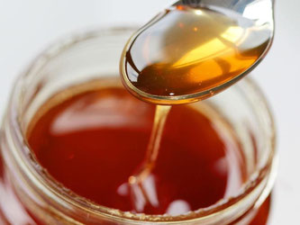 Nach Angaben des Bundesministeriums für Ernährung und Landwirtschaft isst jeder Deutsche im Schnitt ein Kilogramm Honig im Jahr. Allerdings kann er Pflanzengifte - sogenannte Pyrrolizidinalkaloide - enthalten. Foto: Oliver Berg