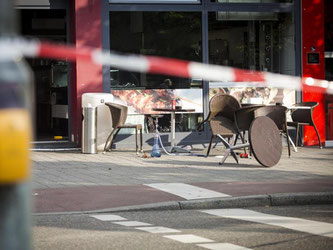 Polizeiabsperrband ist vor einem Imbiss in Reutlingen zu sehen. Foto: Christoph Schmidt