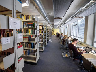 Stundenten der Universität Bayreuth arbeiten in der Zentralbibliothek mit ihren Notebooks. Foto: Nicolas Armer