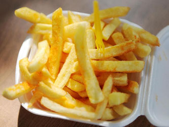 Die Portion Pommes Frites wird den Geldbeutel künftig ein bisschen weniger belasten. Foto: Anja Mia Neumann