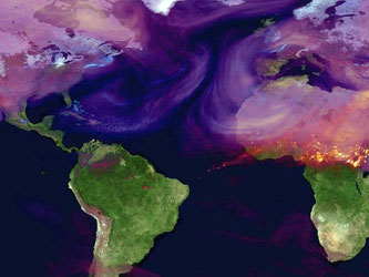 Im Durchschnitt verbleibt ungefähr die Hälfte des vom Menschen ausgestoßenen CO2 in der Atmosphäre. Die andere Hälfte wird zu Land, etwa durch große Wälder, oder im Meer absorbiert. Foto: Nasa