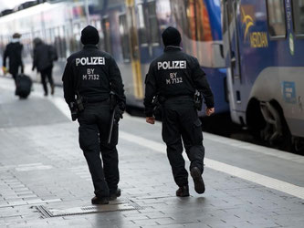 Polizisten gehen in München durch den Hauptbahnhof. Foto: Sven Hoppe