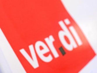 Ein Mann hat vor dem Verdi-Logo eine Trillerpfeife im Mund. Foto: Patrick Seeger/Archiv