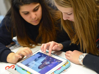 Schülerinnen in Rüsselsheim arbeiten mit einem Tablet: Achtklässler in Deutschland liegen mit ihren Computer-Kompetenzen international im Mittelfeld, so die Studie. Foto: Arne Dedert